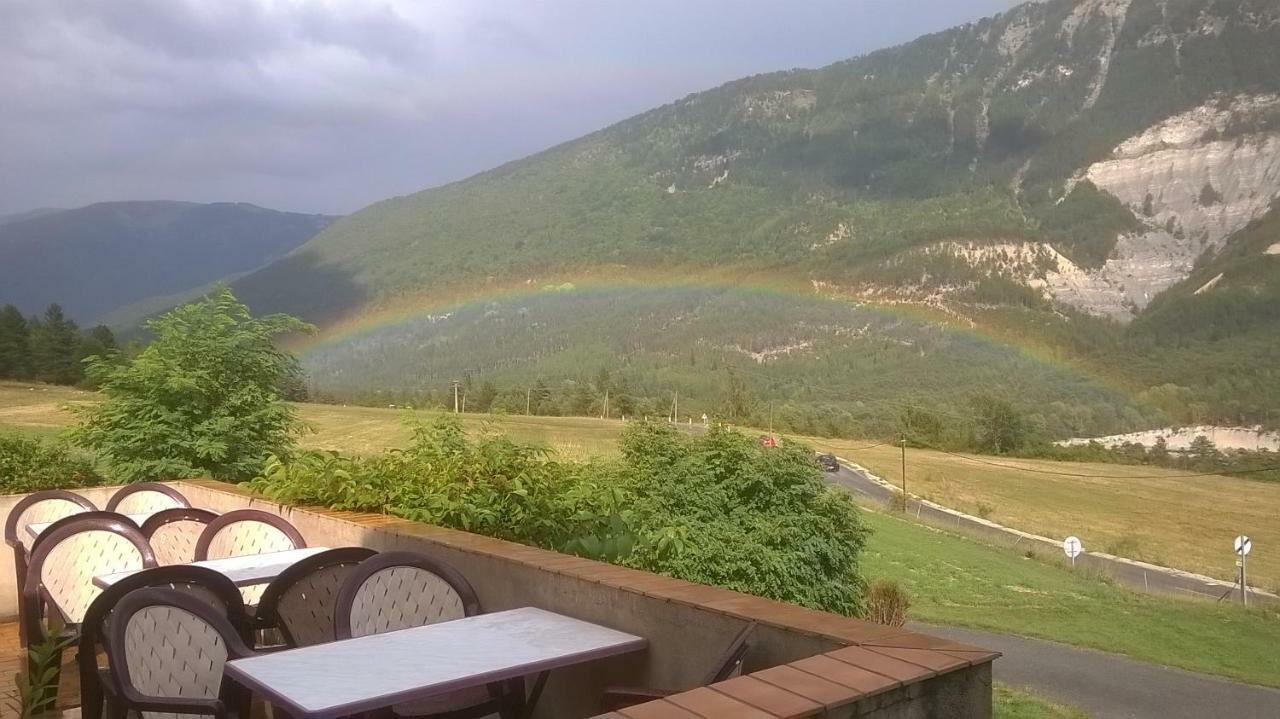 Mas Du Colombier Bed and Breakfast Saint-André-les-Alpes Εξωτερικό φωτογραφία
